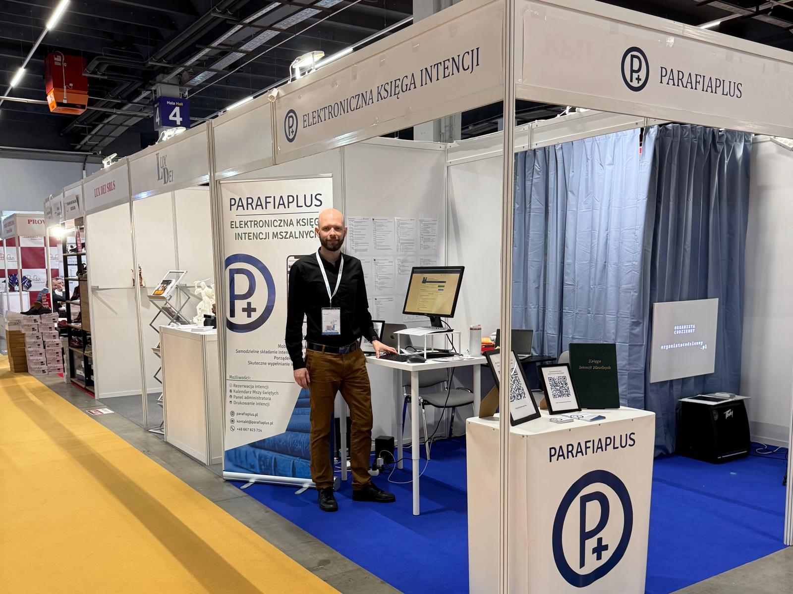Stoisko Elektronicznej Księgi Intencji na Targach SacroExpo w Kielcach Stoisko promocyjne PARAFIAPLUS na Sacroexpo 2025